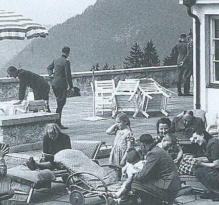 Gäste auf dem Berghof in einem seltenen Bild aus dem Zweiten Weltkrieg, 1942