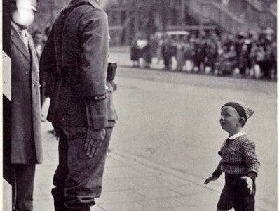 Ein Blick, der mehr sagt als tausend Worte – Ein Junge und ein Soldat im geteilten Deutschland.