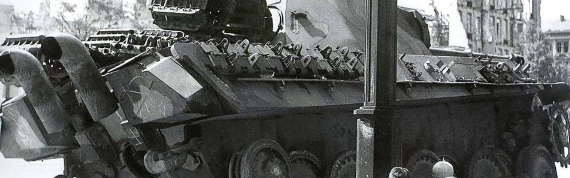 Nachkriegsdeutschland: Kinder spielen vor einem zerstörten deutschen Panzer – ein stilles Zeugnis des Wiederaufbaus.
