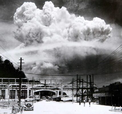 Die Atomwolke uber Nagasaki, 1945