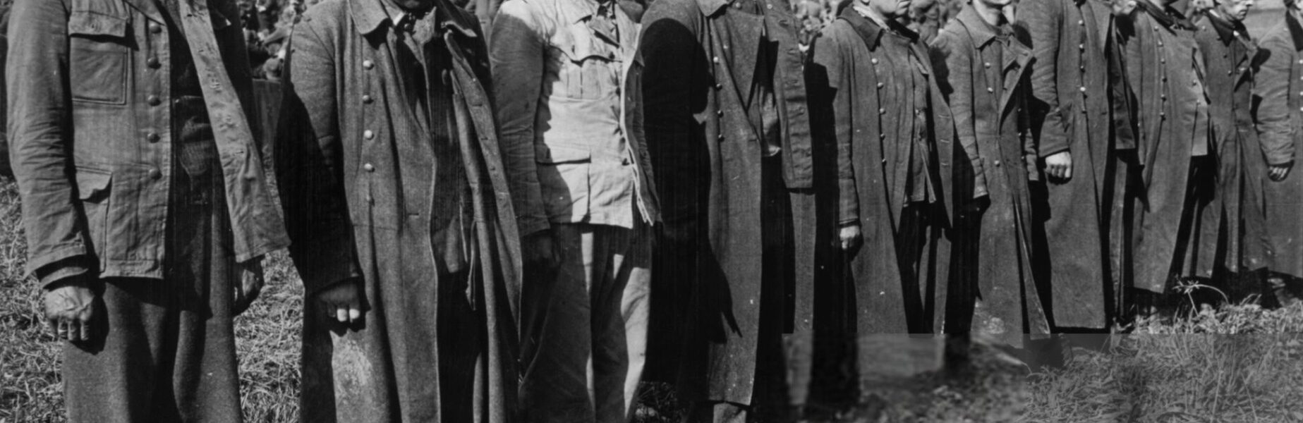 Verdacht auf Kriegsverbrechen: SS-Soldaten im Lager Passau, Mai 1945