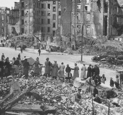 Berlin 1945: Die Trummerfrauen erheben sich — Zwischen Ruinen, Schutt und Hoffnung entsteht eine neue Zukunft.