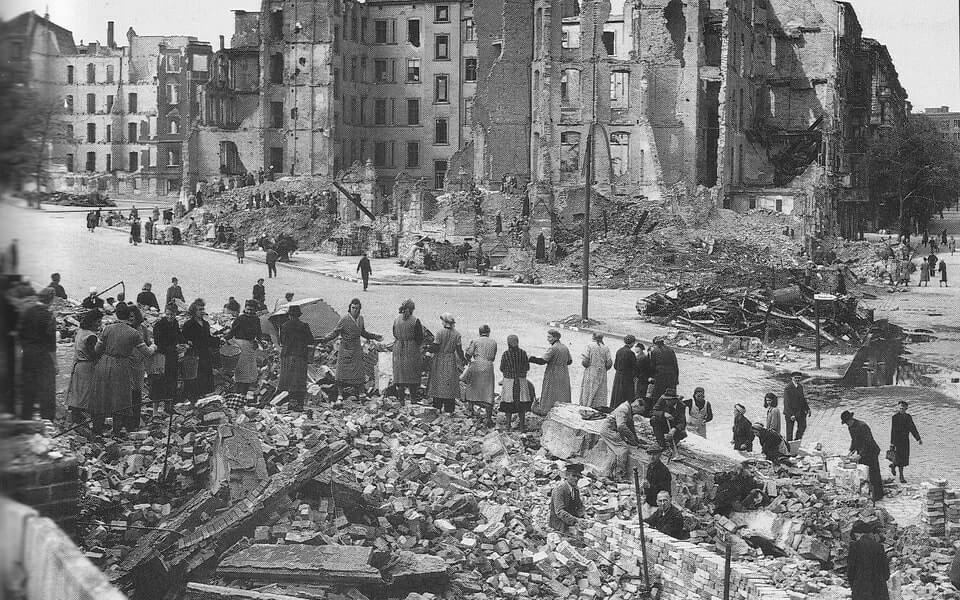 Berlin 1945: Die Trummerfrauen erheben sich — Zwischen Ruinen, Schutt und Hoffnung entsteht eine neue Zukunft.
