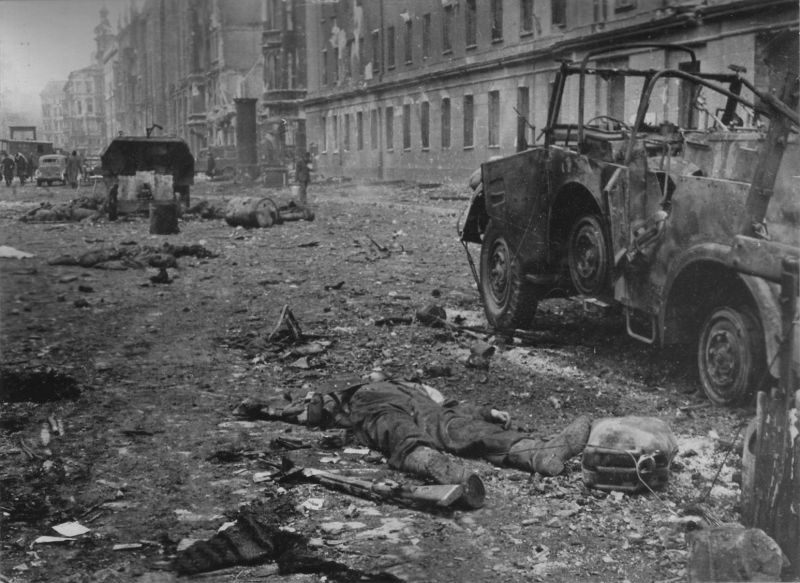 60 Vintage-Fotos des zerstörten Berlins im Jahr 1945