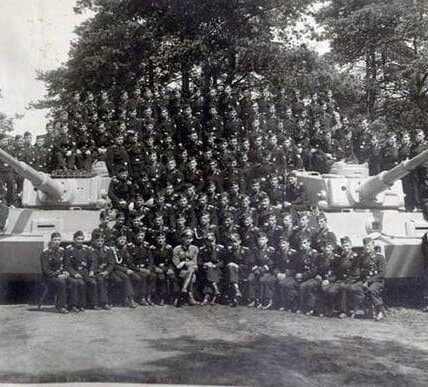 „Abschlussklasse der Tiger-Schule: Seltenes Erinnerungsfoto mit den legendären deutschen Kampfpanzern!.
