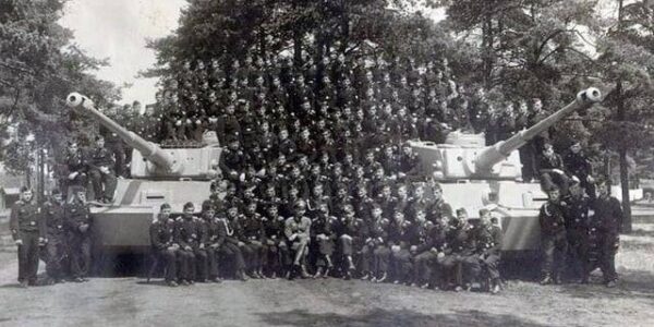 „Abschlussklasse der Tiger-Schule: Seltenes Erinnerungsfoto mit den legendären deutschen Kampfpanzern!.
