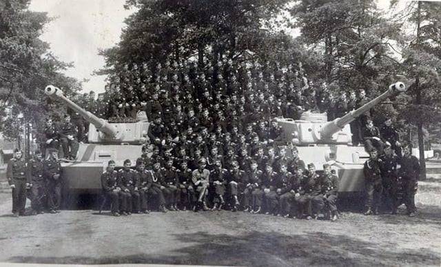„Abschlussklasse der Tiger-Schule: Seltenes Erinnerungsfoto mit den legendären deutschen Kampfpanzern!.
