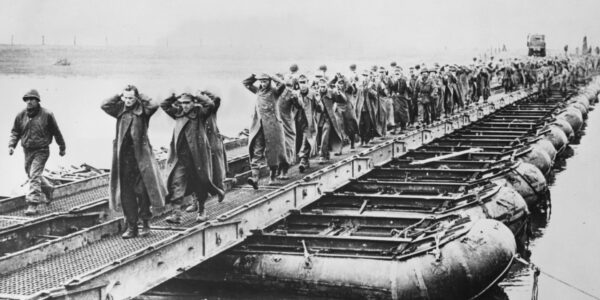 Kriegsende am Rhein: Deutsche Soldaten in Gefangenschaft – Ein historischer Moment der Kapitulation