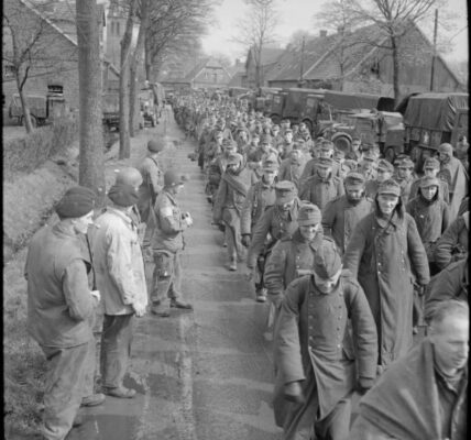 Ende eines Alptraums: Tausende deutsche Soldaten marschieren in Gefangenschaft – Deutschland, 1945