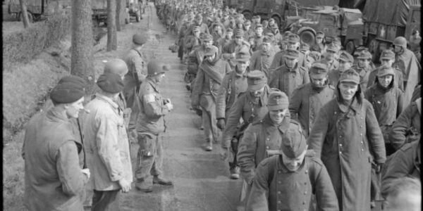 Ende eines Alptraums: Tausende deutsche Soldaten marschieren in Gefangenschaft – Deutschland, 1945