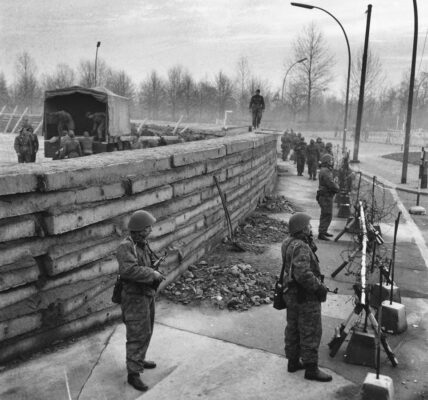 Erstaunliche Schwarz-Weiß-Fotos vom Bau der Berliner Mauer im Jahr 1961