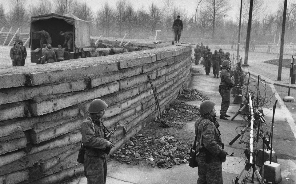 Erstaunliche Schwarz-Weiß-Fotos vom Bau der Berliner Mauer im Jahr 1961