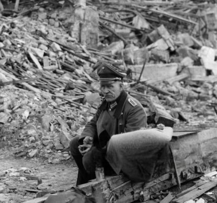Nach dem Fall – Ein Moment in den Trummern, Saarbrucken 1945.