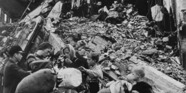 Berlin 1945 – Hoffnung zwischen Trummern: Eine Familie auf dem Weg ins Ungewisse.