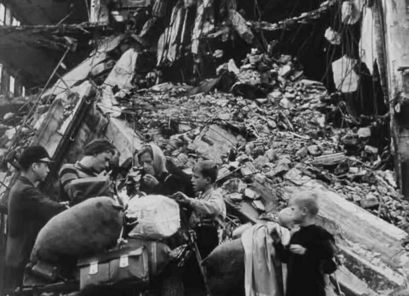 Berlin 1945 – Hoffnung zwischen Trummern: Eine Familie auf dem Weg ins Ungewisse.