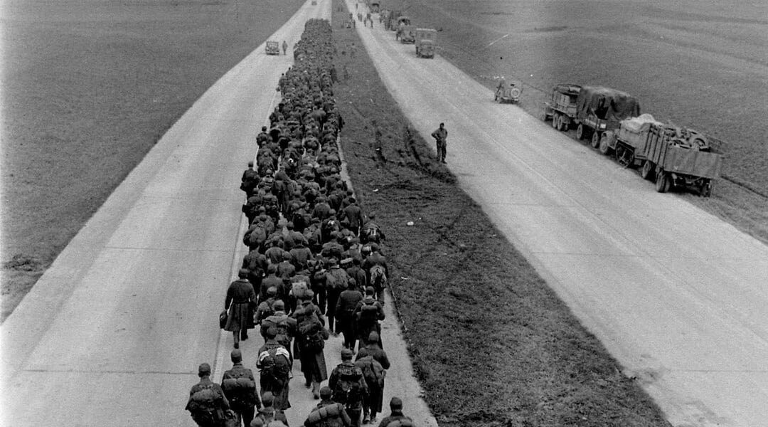Letzter Marsch: Deutsche Soldaten ziehen in endlosen Kolonnen in die Gefangenschaft, Mai 1945 — Ein stilles Ende eines zerstörerischen Traums.