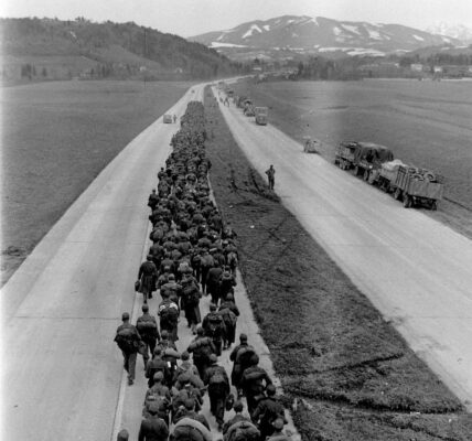 Letzter Marsch: Deutsche Soldaten ziehen in endlosen Kolonnen in die Gefangenschaft, Mai 1945 — Ein stilles Ende eines zerstörerischen Traums.