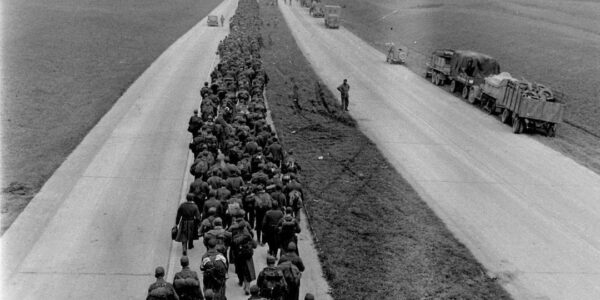 Letzter Marsch: Deutsche Soldaten ziehen in endlosen Kolonnen in die Gefangenschaft, Mai 1945 — Ein stilles Ende eines zerstörerischen Traums.