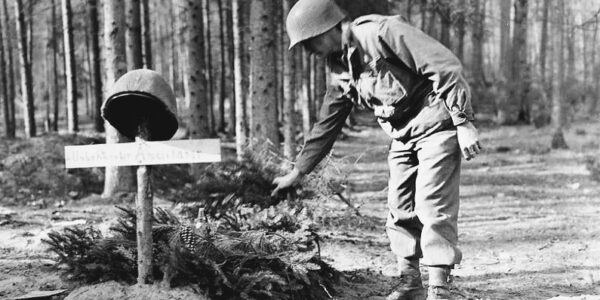 Ein stiller Gruß im Wald: Ein amerikanischer Soldat ehrt einen gefallenen deutschen Gegner