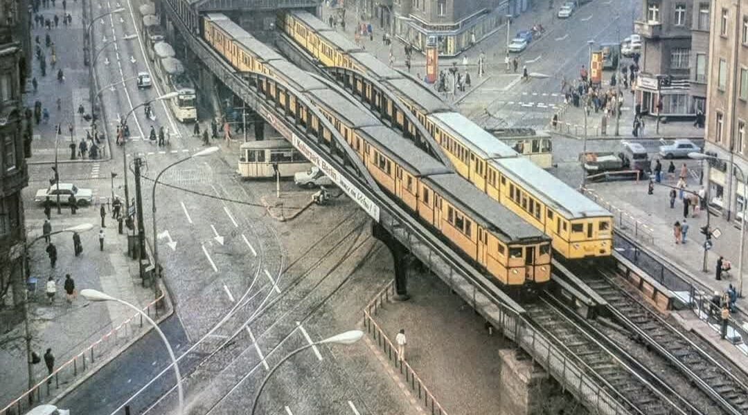 53 fantastische Fotos fangen Straßenszenen aus Berlin in den fruhen 1980er Jahren ein