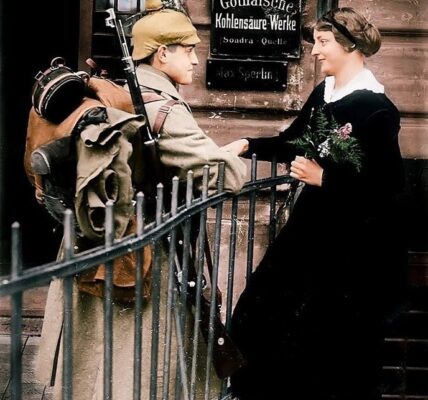 Ein deutscher Soldat verabschiedet sich von seiner Liebsten, Gotha, 1915 – ein bewegender Moment des Ersten Weltkriegs