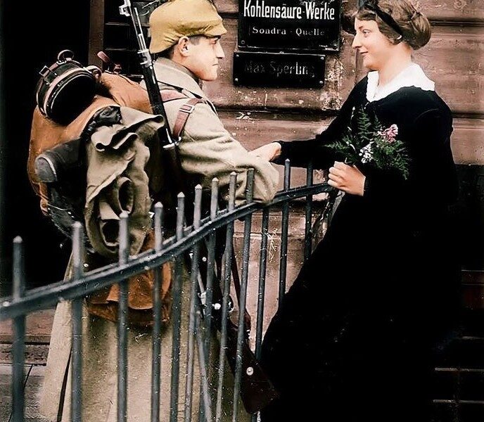 Ein deutscher Soldat verabschiedet sich von seiner Liebsten, Gotha, 1915 – ein bewegender Moment des Ersten Weltkriegs